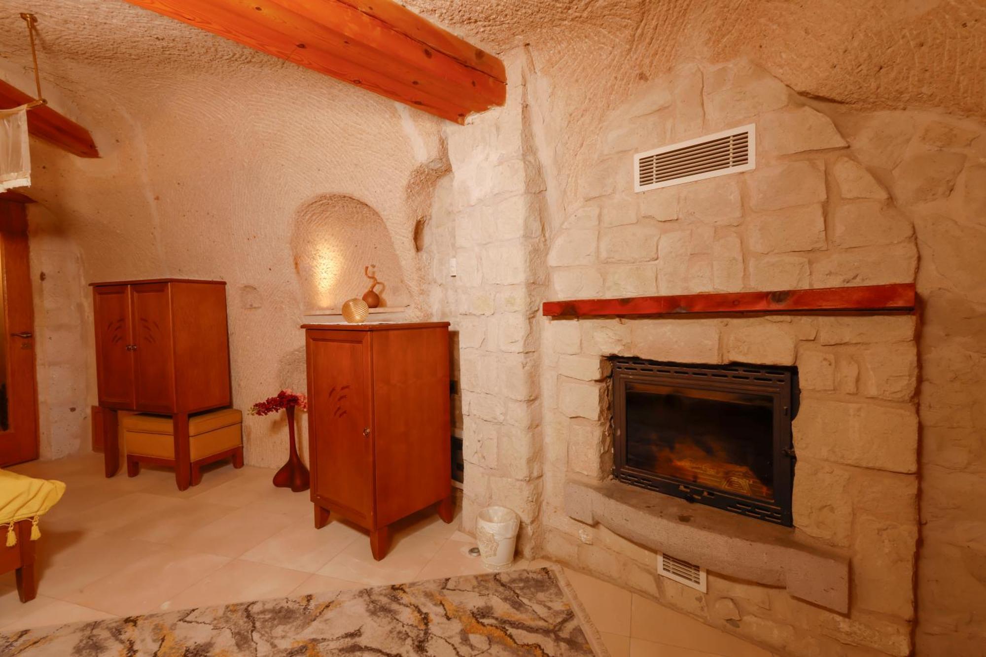 Anatelein Cave Hotel Üchisar Bagian luar foto