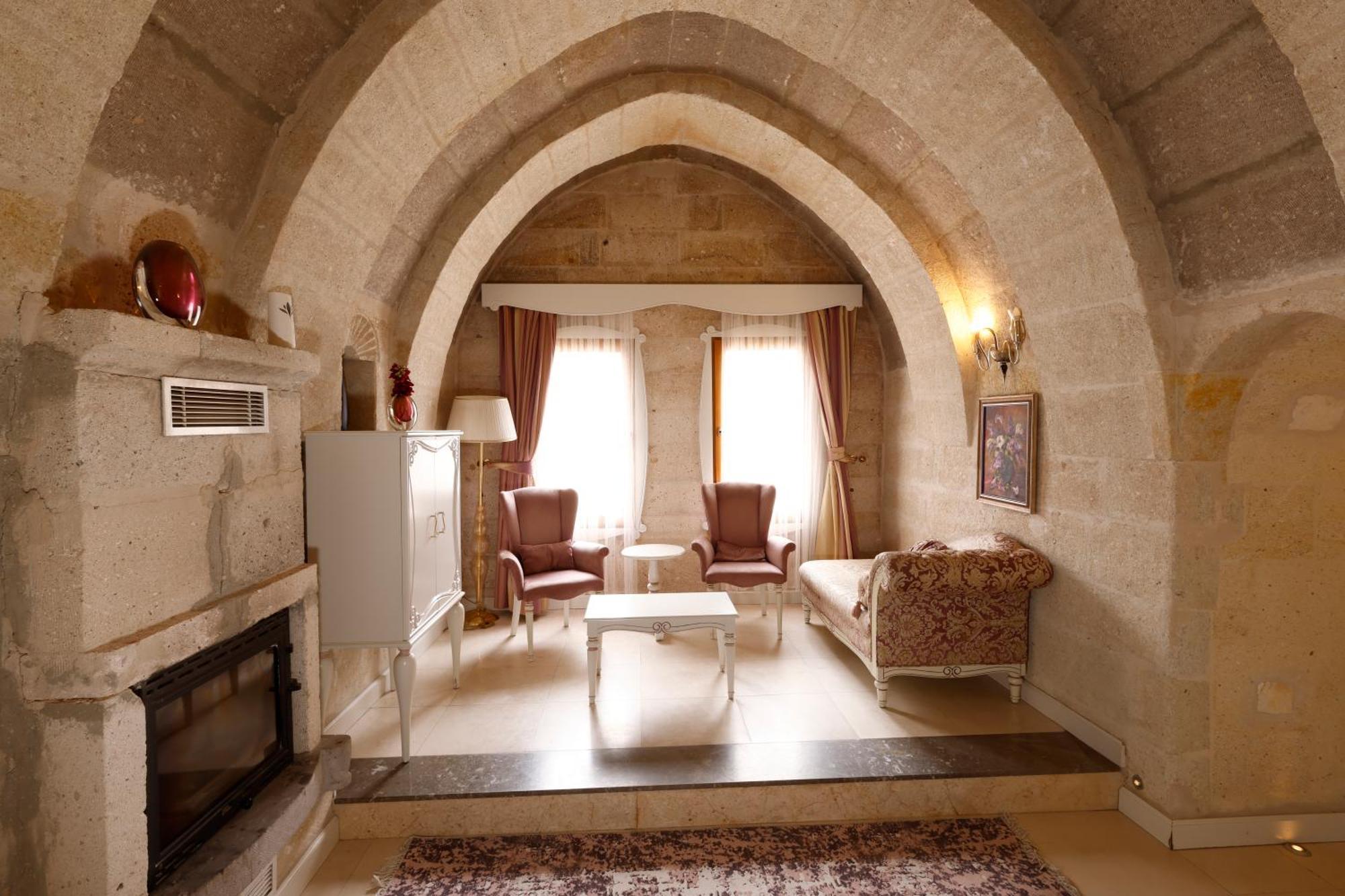Anatelein Cave Hotel Üchisar Bagian luar foto