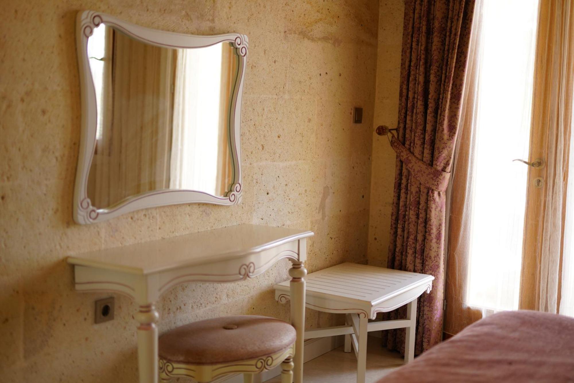Anatelein Cave Hotel Üchisar Bagian luar foto