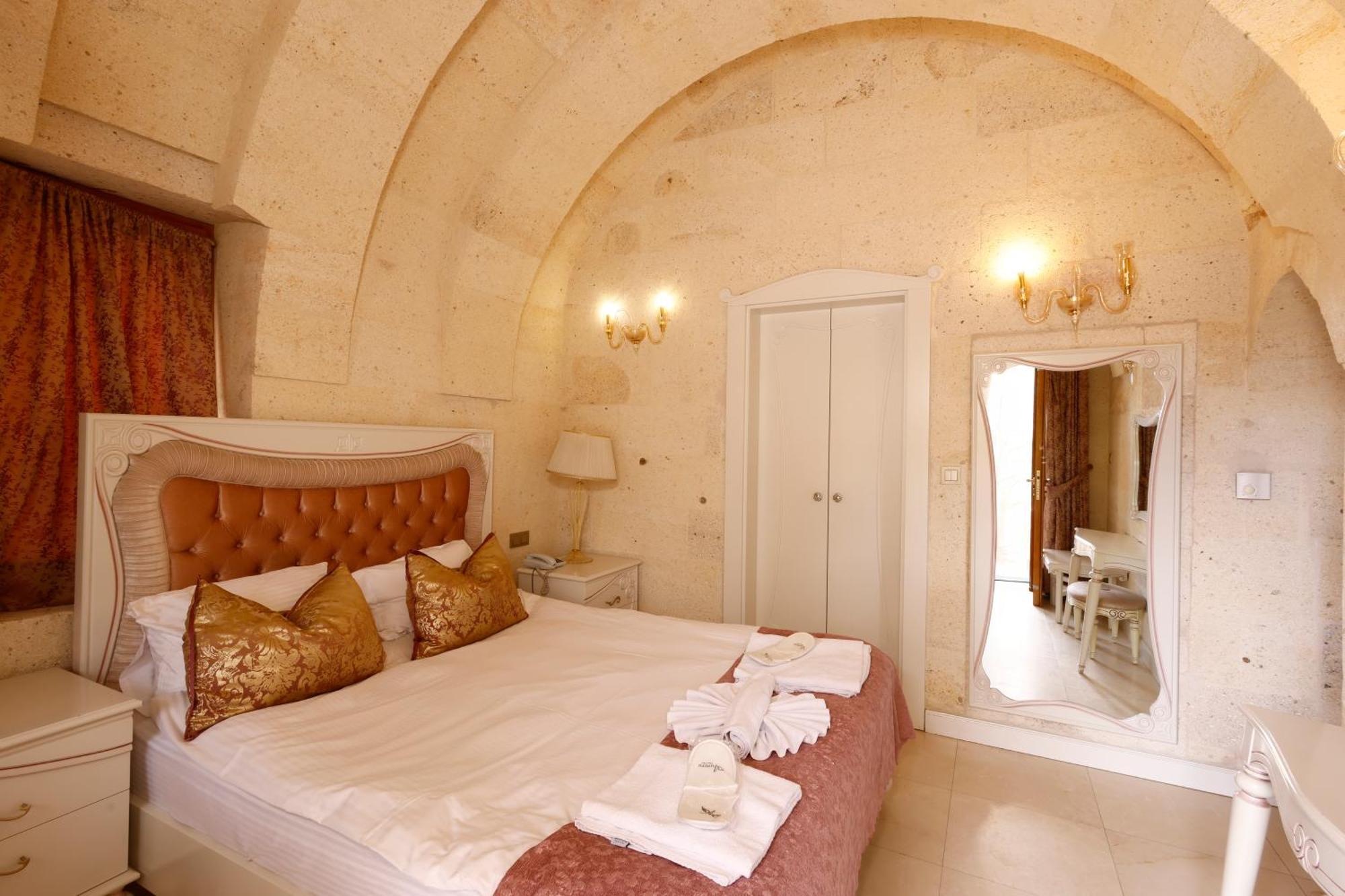 Anatelein Cave Hotel Üchisar Bagian luar foto