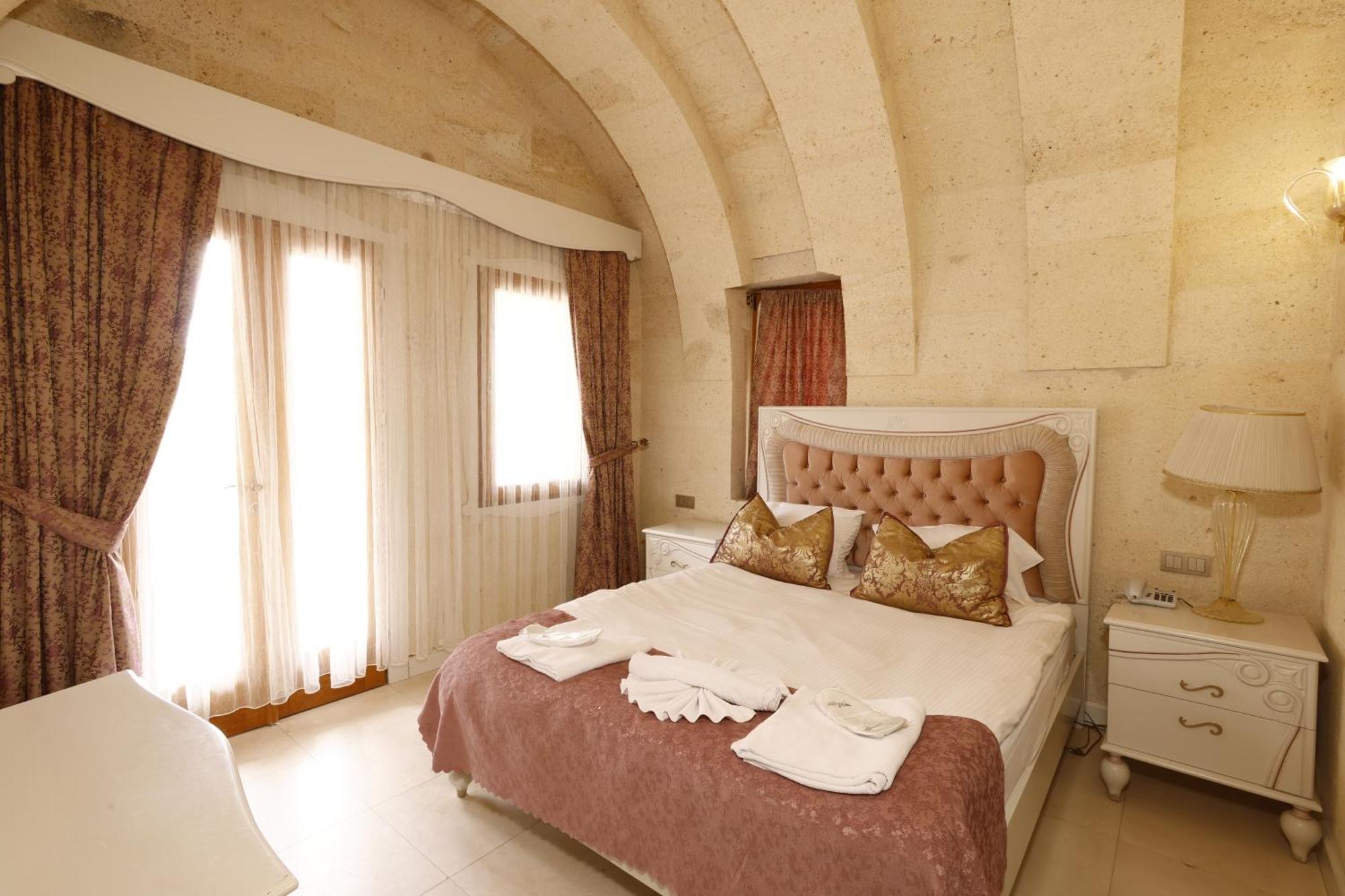 Anatelein Cave Hotel Üchisar Bagian luar foto