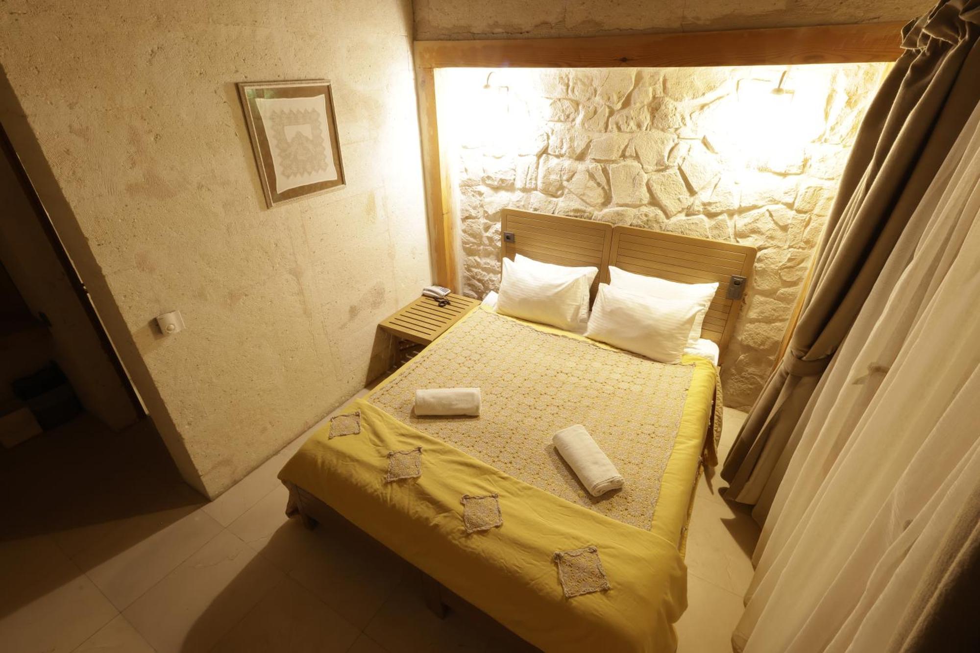 Anatelein Cave Hotel Üchisar Bagian luar foto