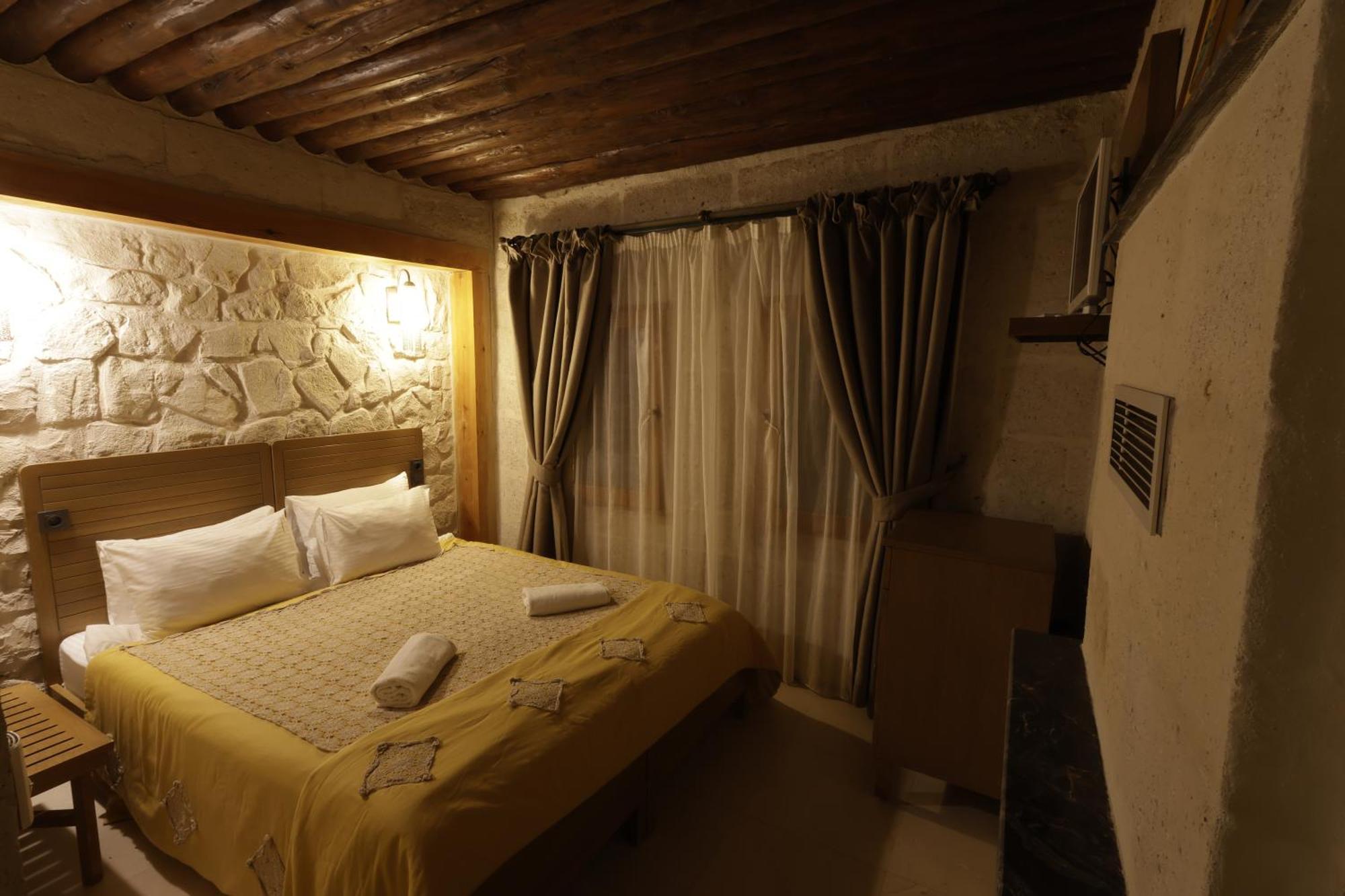 Anatelein Cave Hotel Üchisar Bagian luar foto