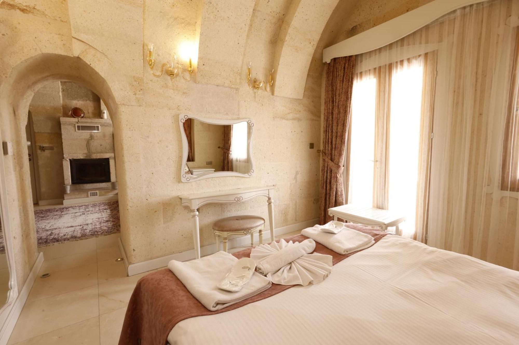 Anatelein Cave Hotel Üchisar Bagian luar foto