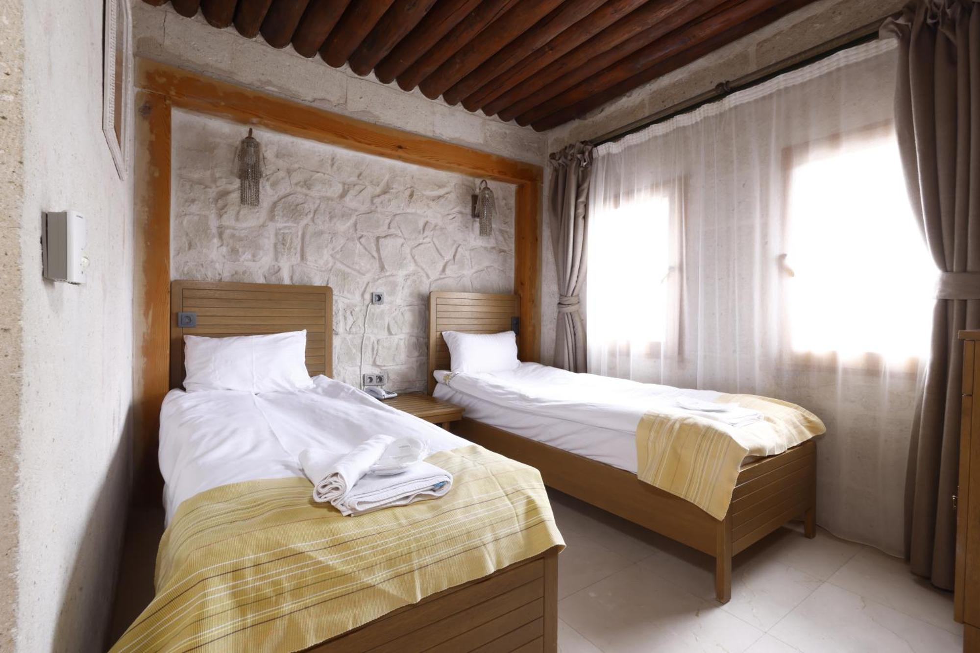 Anatelein Cave Hotel Üchisar Bagian luar foto