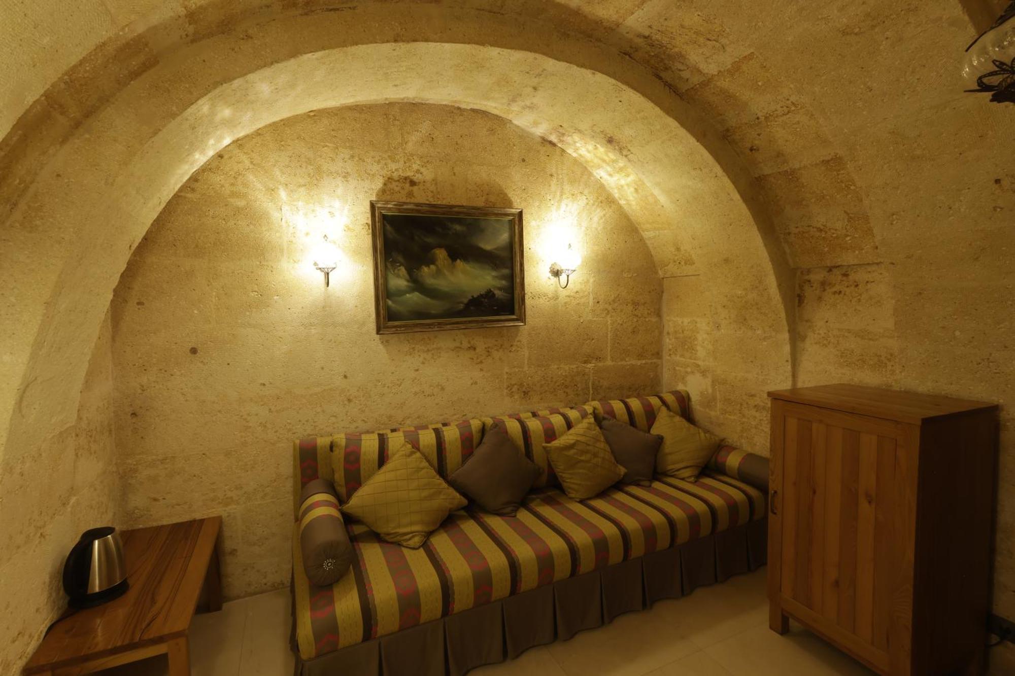 Anatelein Cave Hotel Üchisar Bagian luar foto