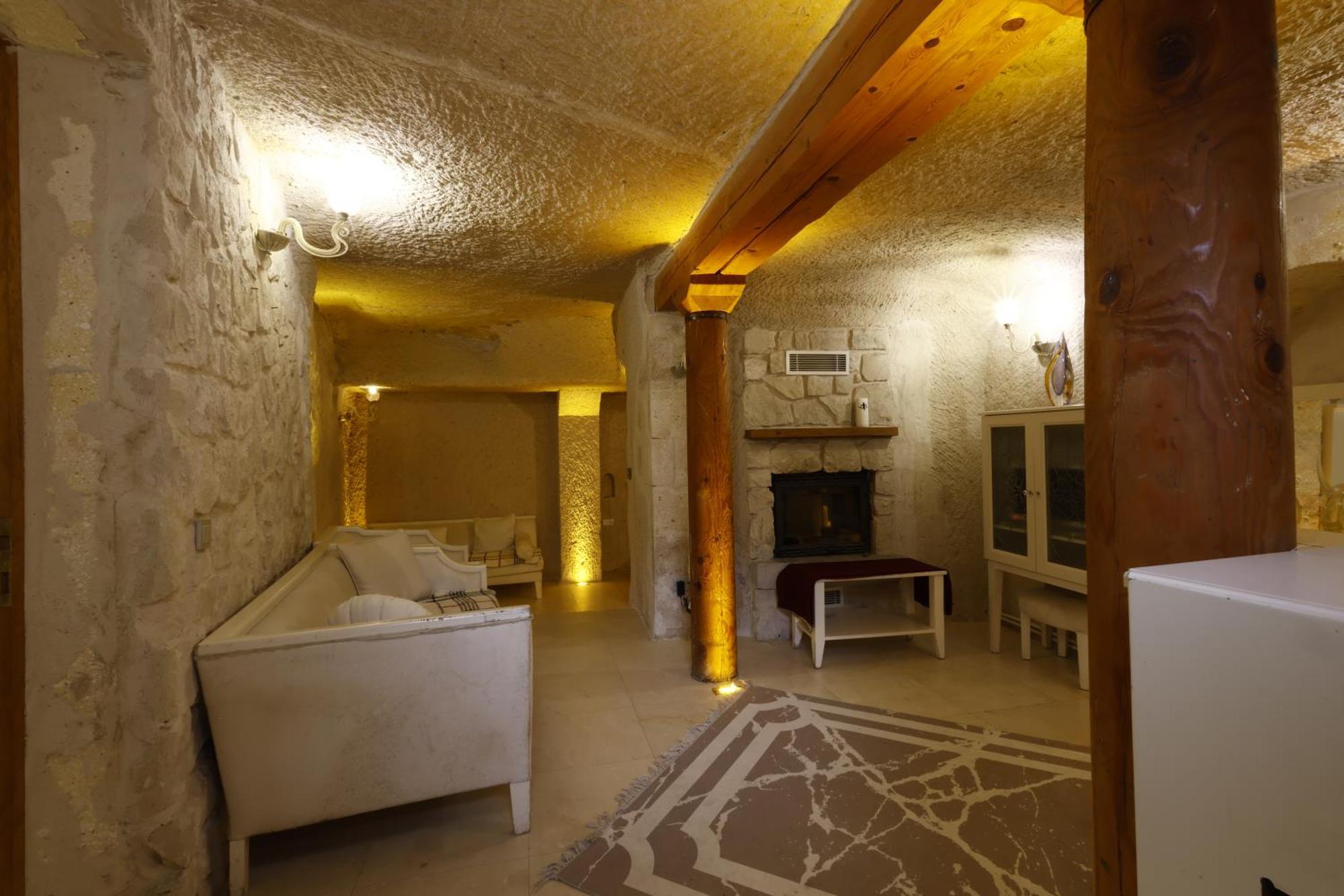 Anatelein Cave Hotel Üchisar Bagian luar foto