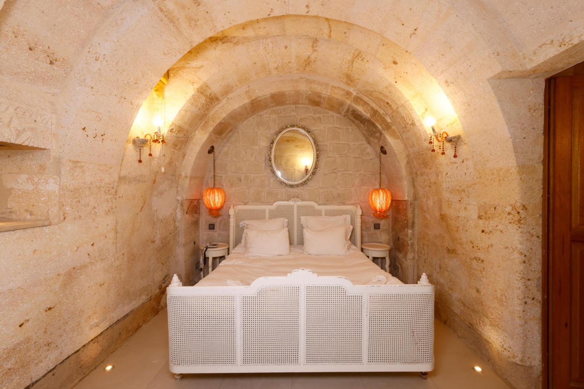 Anatelein Cave Hotel Üchisar Bagian luar foto