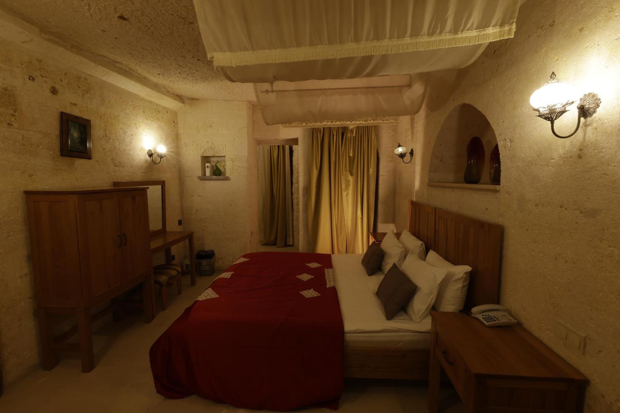 Anatelein Cave Hotel Üchisar Bagian luar foto